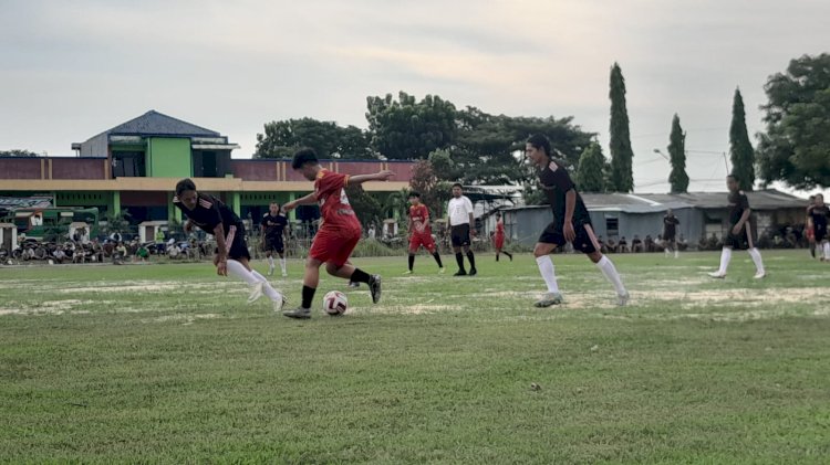 Suasana pertandingan saat Timnas Legend versus Persipur U 17 bertanding. Rubadi/RMOLJateng