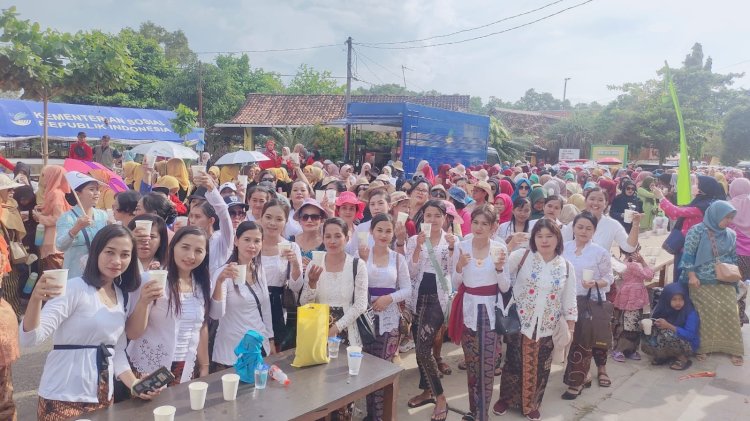 Pantai Tirto Samudera Bandengan Jepara dipadati belasan ribu perempuan berkebaya dan berdandan cantik. Arif Edy Purnomo/RMOLJateng