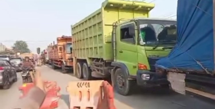 Arus Lalu Lintas Di Jalur Pantura Kaligawe Macet Panjang Dampak Perbaikan Jembatan Kali Babon. Dicky A Wijaya/RMOLJawaTengah