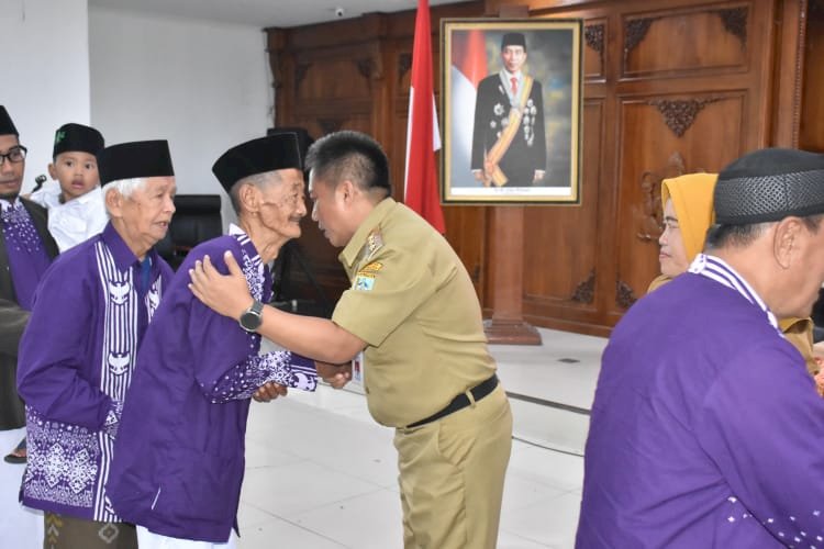 Jemaah Haji Salatiga saat berpamitan dengan Penjabat (Pj) Wali Kota Salatiga beserta pejabat Pemkot di Ruang Kaloka, Setda Salatiga, Senin (13/5). Erna Yunus B/RMOLJateng