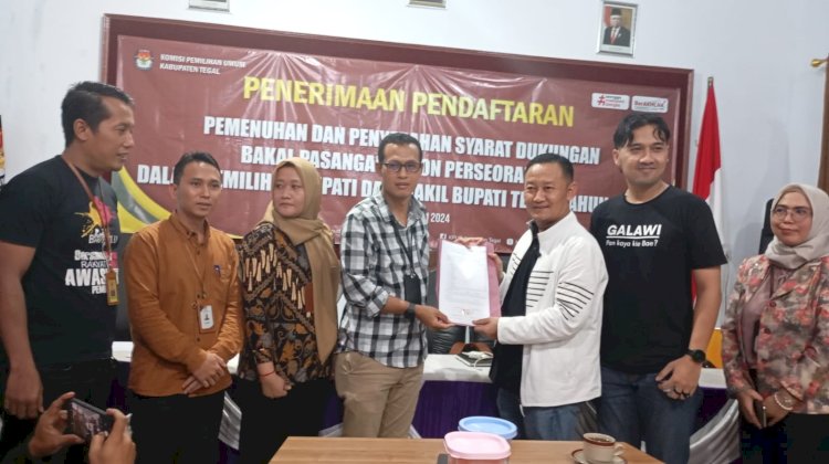 Muhammad Mumin dan Bima Eka Sakti saat mendaftar ke KPU Kabupaten Tegal