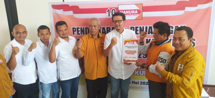 Imam Baikuni sang pemilik Rumah Sakit Kumalasiwi dan salah satu universitas ini, bertandang di kantor DPD Hanura untuk mengambil berkas penjaringan cabup. Arif Edy Purnomo/RMOLJateng