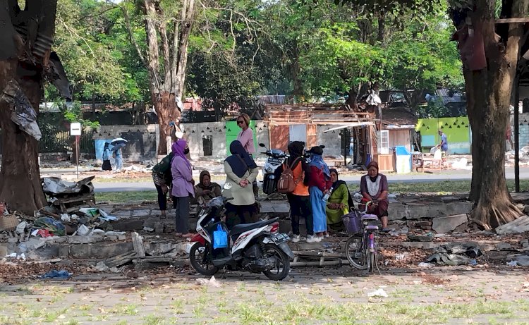 Sekelompok Pedagang Memandang Kios-Kios Bekas Tempat Mereka Berjualan Telah Dirobohkan, Selasa (14/05). Tri Budi/RMOLJawaTengah