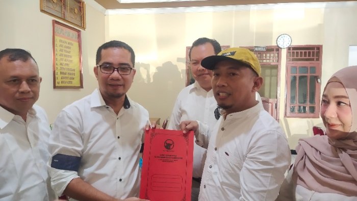 Relawan Pemuda Pengusaha Pejuang (PB3) Kabupaten Karanganyar serahkan formulir pendaftaran wakil bupati kepada Aan Shopuanudin (topi kuning). Dian Tanti/RMOLJateng
