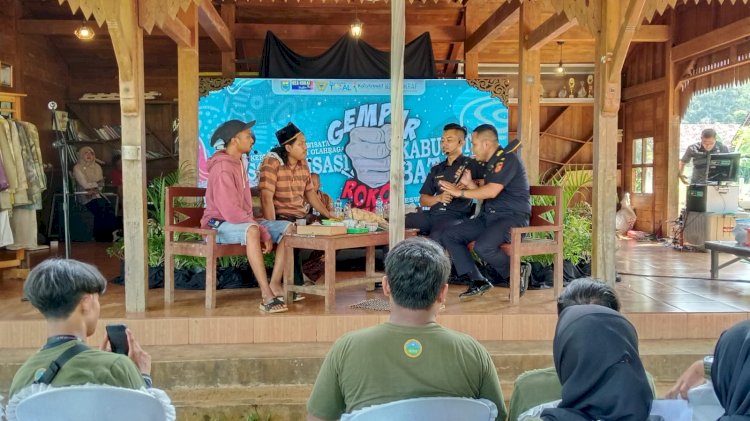 Pertunjukkan teater di sosialisasi gempur rokok ilegal di Desa Pandansari, Kecamatan Warungasem, Kabupaten Batang