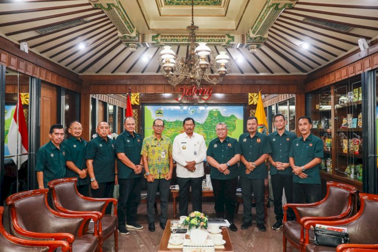 Pengurus KONI Jateng berfoto bersama PJ Gubernur Jateng Nana Sudjana di Semarang. Istimewa