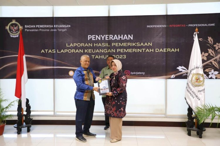 Kepala Perwakilan BPK RI Provinsi Jawa Tengah Hari Wiwoho Menyerahkan Opini WTP Kepada Bupati Purworejo Yuli Hastuti Disaksikan Wakil Ketua DPRD Purworejo Kelik Susilo Ardani Di Gedung BPK Perwakilan Jawa Tengah, Semarang. Budi Agung/RMOLJawaTengah