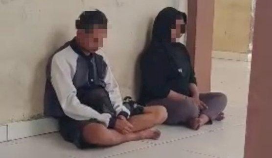 Kedua Pasangan Mesum Berinisial CW (36) Dan Gadis Remaja Berinisial ASD (16) Tertunduk Malu Di Teras Mushola Saat Diamankan Warga. Foto: Istimewa 