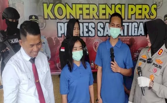 Kedua Tersangka, Nurul Fadhilah (25), Warga Desa Truko Kecamatan Bringin Kabupaten Semarang Dan Istrinya, Reni Saat Menjawab Pertanyaan Wartawan Saat Jumpa Pers Di Mapolres Salatiga, Rabu (15/05). Erna Yunus B/RMOLJawaTengah