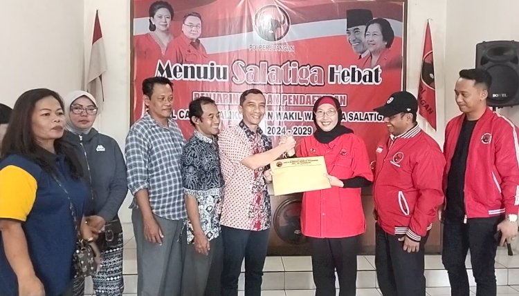 Dandan Febri Hardiana SE Saat Mengembalikan Formulir Penjaringan Dan Pendaftaran Bakal Calon Wali Kota Dan Wakil Wali Kota Salatiga Periode 2024-2029 Di Kantor DPC PDI-P Salatiga, Kamis (16/05). Erna Yunus B/RMOLJawaTengah