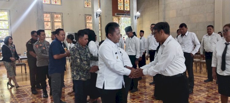 20 Orang Anggota Panitia Pemilihan Kecamatan (PPK) Tingkat Kota Salatiga Yang Akhirnya Dilantik Oleh KPU Di Kayu Arum Resort, Salatiga, Kamis (16/05). Erna Yunus B/RMOLJawaTengah