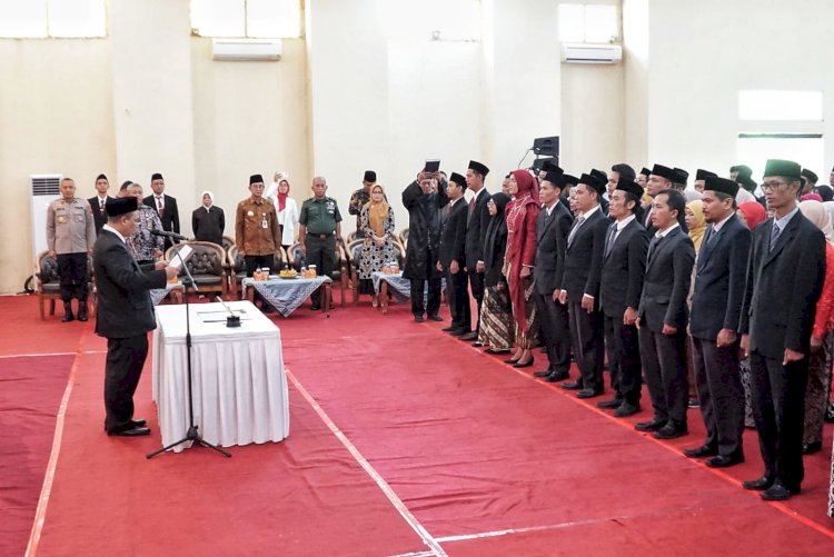 Disaksikan Pj Bupati Magelang Sepyo Achanto, Ketua KPU Ahmad Rofik mengambil sumpah/janji PPK untuk Pilgub Jateng dan Pilbup Magelang 2024. Tri Budi Hartoyo/RMOLJateng