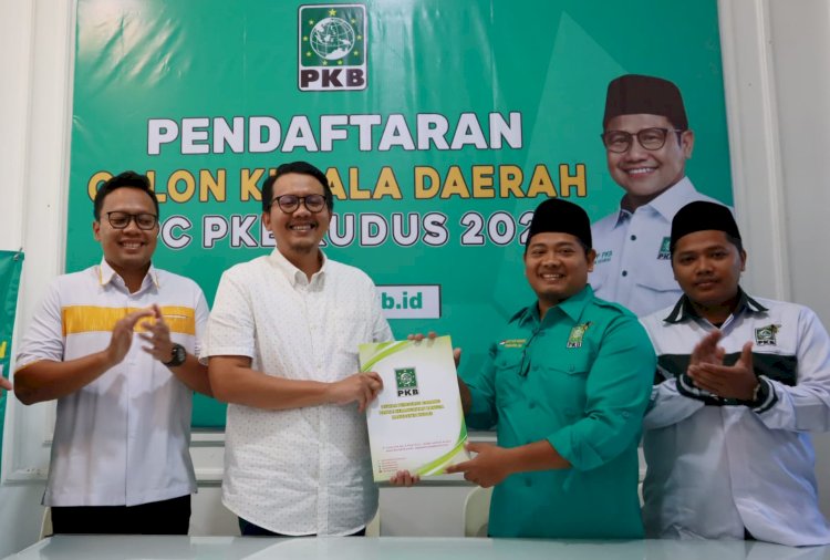 Bacabup Kudus, Imam Baikuni mengembalikan berkas persyaratan di Desk Penjaringan Pilkada DPC PKB Kudus.  Arif Edy Purnomo/RMOLJateng