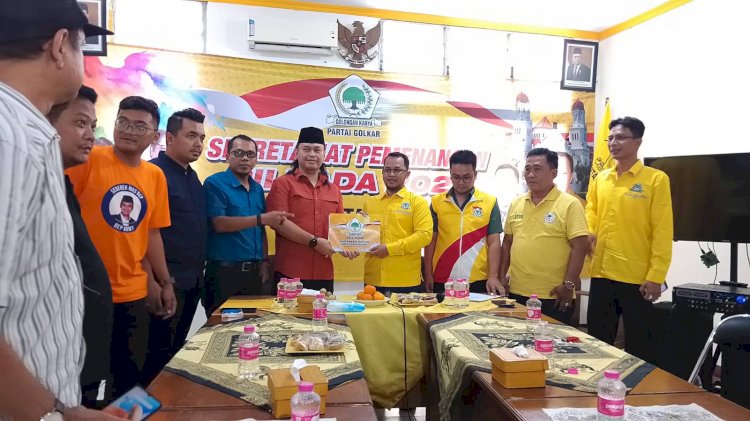 Bambang Eko Purnomo (berpeci hitam) saat penyerahan formulir pendaftaran sebagai bakal calon walikota Semarang ke DPD II Partai Golkar Kota Semarang, diterima sekretaris DPD II Partai Golkar Kota Semarang, Muhammad Ulil Haq, dibkantornya Jalan Veteran Semarang, Rabu (15/5). Soetjipto/RMOLJateng