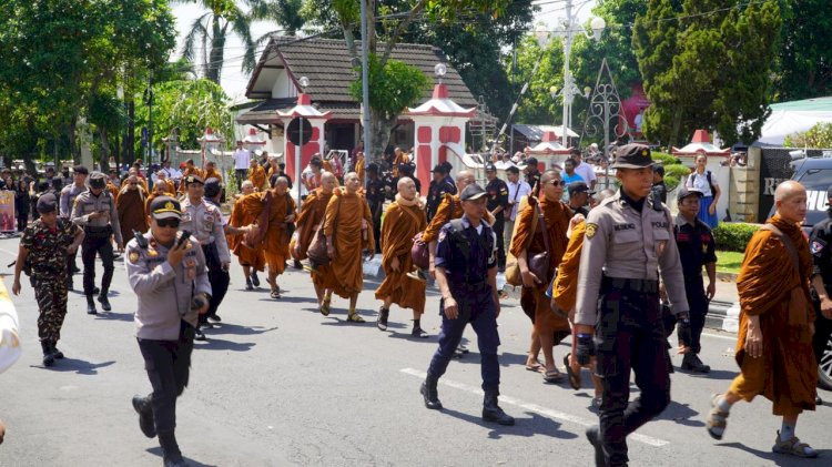 Masyarakat Antusias Menyambut Kedatangan 41 Bhikkhu Thudong (Biksu Budha) Melintas Di Kabupaten Semarang, Kamis (16/05). Erna Yunus B/RMOLJawaTengah