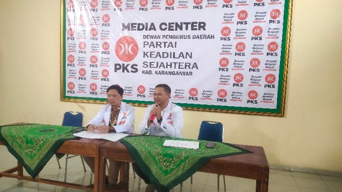 Ketua DPD PKS Karanganyar Anwar Susilo Bersama Sekretaris DPD Darwanto Saat Memberikan Keterangan, Kamis (16/05). Dian Tanti Burhani/RMOLJawaTengah