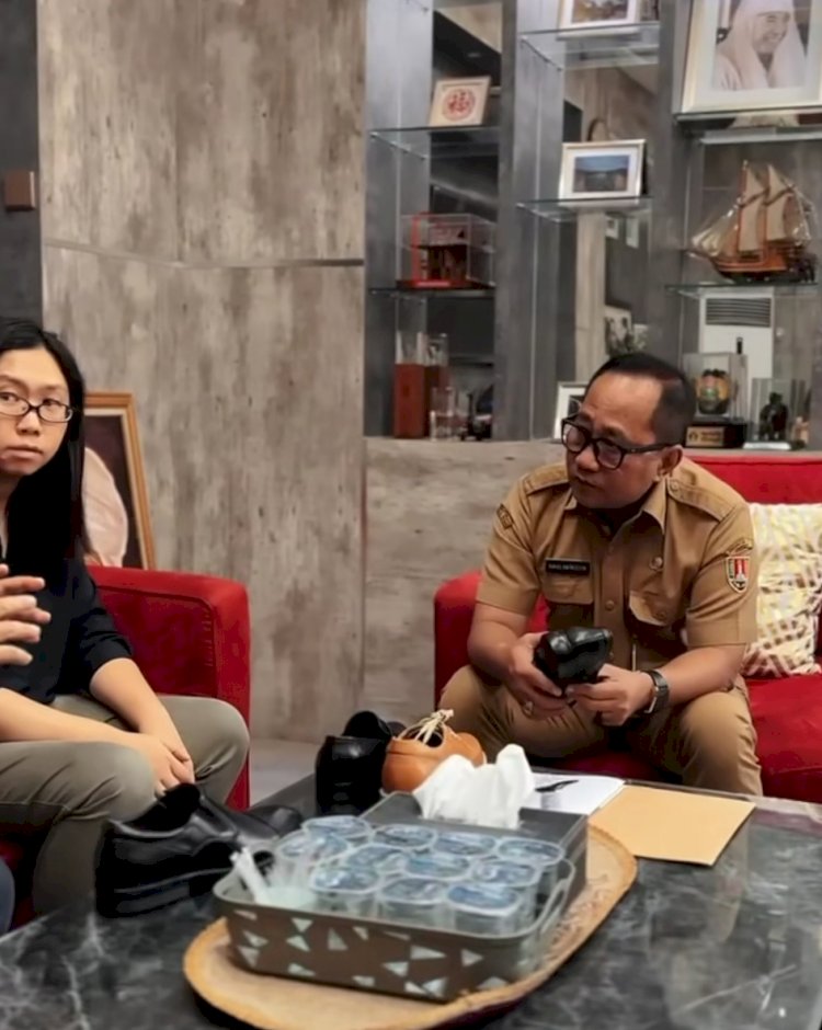 Produk Sepatu Asli Buatan UMKM Kota Semarang Diperkenalkan Ke Sekretaris Daerah (Sekda) Kota Semarang, Iswar Aminuddin. Dicky A Wijaya/RMOLJawaTengah