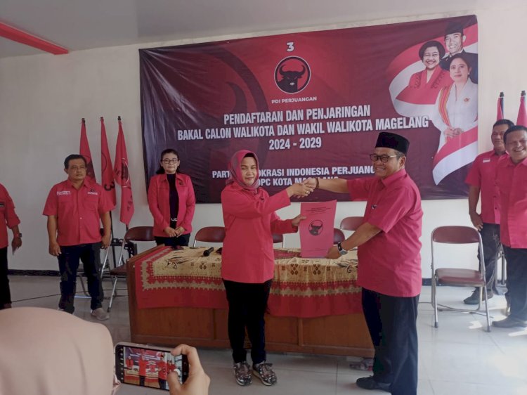Wakil Ketua Tim Penjaringan, Windarti Agustina berjabat tangan Joko Budiyono, setelah berkas pendaftaran dinyatakan lengkap. Tri Budi Hartoyo/RMOLJateng