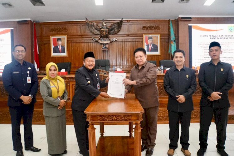 Pj Wali Kota Salatiga Yasip Khasani saat menyampaikan penjelasan atas Raperda Rencana Pembangunan Jangka Panjang Daerah (RPJPD) Kota Salatiga periode tahun 2025-2045 pada Rapat Paripurna DPRD di Ruang Bhinneka Tunggal Ika Gedung DPRD. Erna Yunus B/RMOLJateng