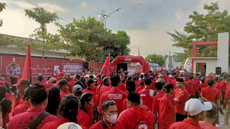 Ratusan Kader PDIP penuhi area merapen guna mengikuti prosesi pengambilan api abadi Mrapen, Jumat (17/5) sore. Rubadi/RMOLJateng