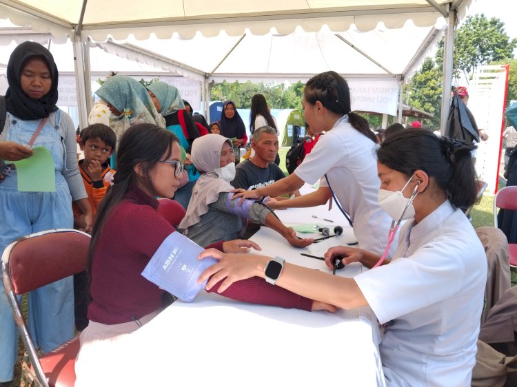 Pemeriksaan tekanan darah mengawali pengobatan gratis dalam baksos perayaan Waisak di kompleks Taman Wisata Candi Borobudur. Tri Budi Hartoyo/RMOLJateng