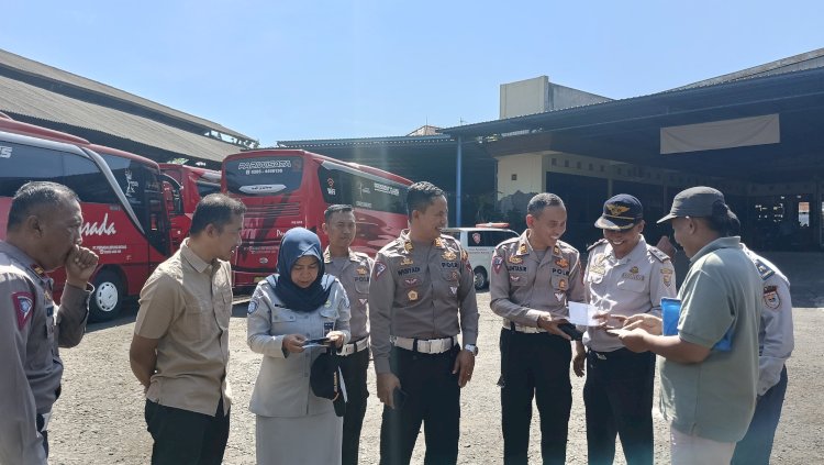 Tim gabungan melakukan pengecekan armada bus pariwisata PO Persada di Kecamatan Limpung, Kabupaten Batang. RMOL Jateng. 