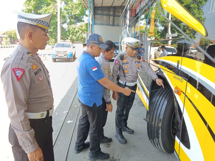 Satlantas Polres Kudus bersama Dishub memeriksa rangkaian ramp check di salah satu bus pariwisata di Kudus. Arif Edy Purnomo/RMOLJateng
