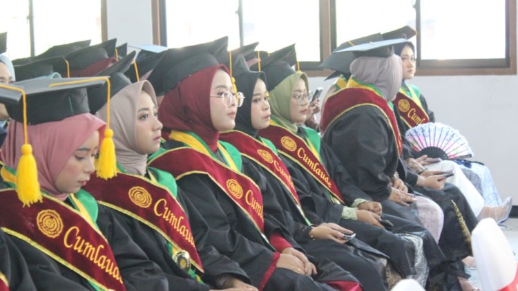 Sebanyak 37 Mahasiswa Universitas Muhammadiyah Purworjo Lulus Dengan Predikat Cumlaude Dalam Wisuda Angkatan 70 Tahun 2024. Budi Agung/RMOLJawaTengah