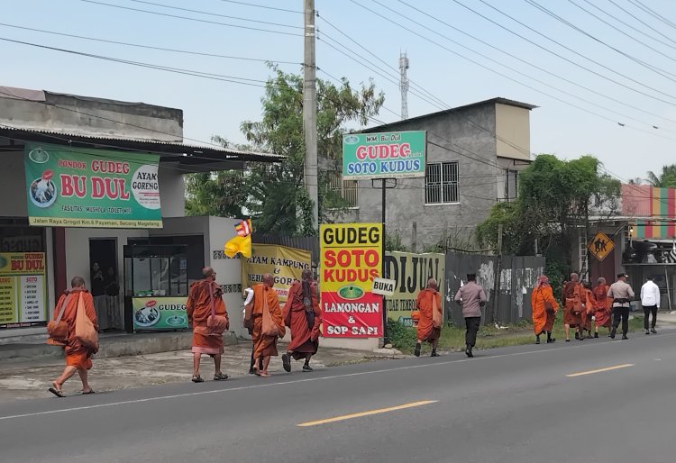 Para Bhikkhu Thudong Menyusuri Jalan Raya Magelang-Semarang Wilayah Payaman, Secang, Magelang. Tri Budi H /RMOLJawaTengah 