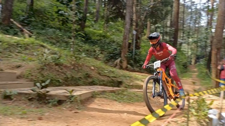 Seorang Pembalap Tengah Berusaha Menaklukkan Tantangan Di Event BOB Downhill 2024 Yang Diadakan Badan Otorita Borobudur. Budi Agung/RMOLJawaTengah