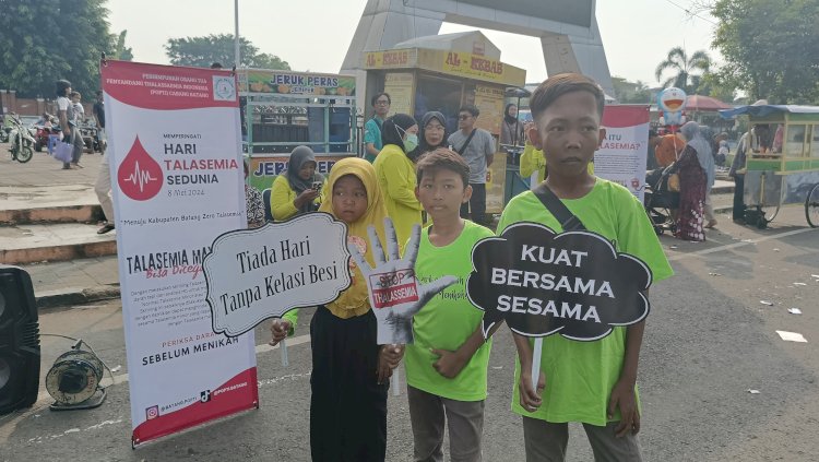 Anak penyandang Thalassemia melakukan sosialisasi di CFD Alun-alun Kabupaten Batang, Minggu (19/5).
