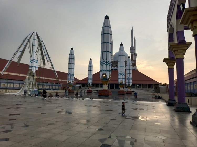 Masjid Agung Jawa Tengah (MAJT) Di Akhir Pekan Hari Minggu Sore Ramai Pengunjung. Dicky A Wijaya/RMOLJawaTengah