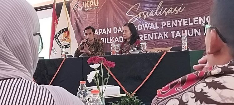 Wahyu Budi Utomo, Komisioner Divisi Sosialisasi Pendidikan Pemilih Dan SDM KPU Kota Salatiga saat menjelaskan Tahapan Pilkada ditengah kegiatan Sosialisasi Tahapan dan Jadwal Penyelenggaraan Pilkada Serentak Tahun 2024, di Front One Gosyen Hotel Salatiga, Senin (20/5). Erna Yunus B/RMOLJateng