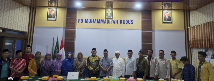 Mawahib politisi Golkar foto bersama jajaran pengurus PDM Kudus usai bersilaturahmi di kantor PD Muhammadiyah setempat. Arif Edy Purnomo/RMOLjateng