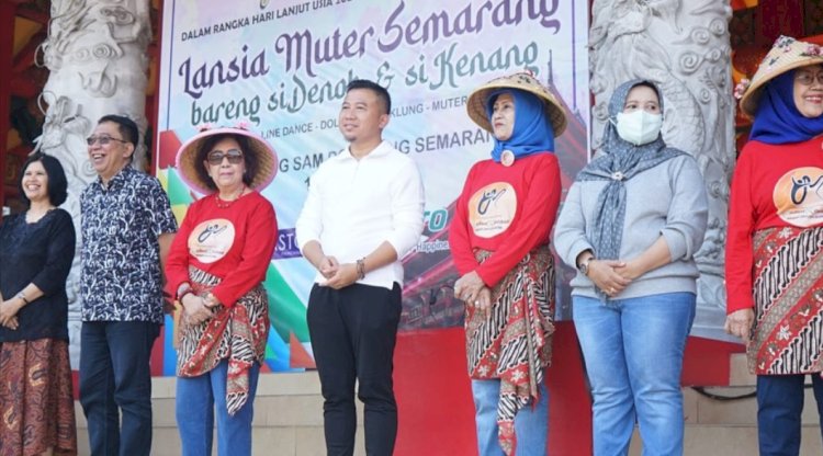 Camat Semarang Barat Elly Asmara Ajak Para Lansia Jalan-Jalan Keliling Semarang Naik Bus Tingkat Si Denok Dan Kenang Akhir Pekan Lalu. Dicky A Wijaya/RMOLJawaTengah