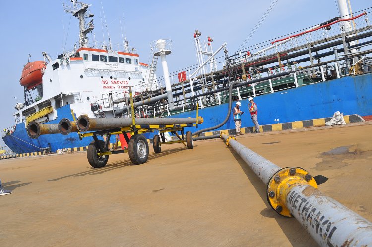 Dua Petugas Melakukan Pengawasan Penyaluran Metanol Di Dermaga Pelabuhan Tanjung Emas Semarang, Rabu (22/05). Wahyu Sulistiyawan/RMOLJawaTengah