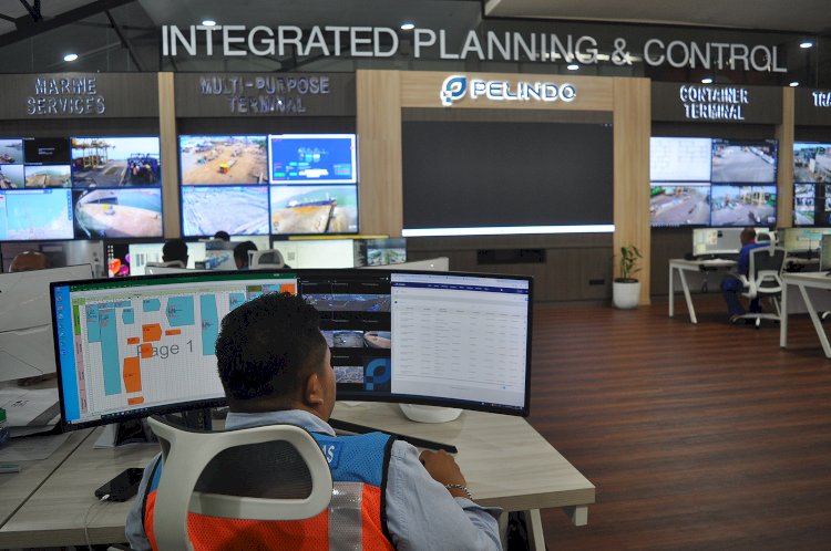 Petugas melakukan bongkar muat peti kemas yang dikendalikan dari jarak jauh di ruang Integrated Planning dan Control di Pelabuhan Tanjung Emas, Rabu (22/5). Wahyu Sulistyawan/RMOLJateng