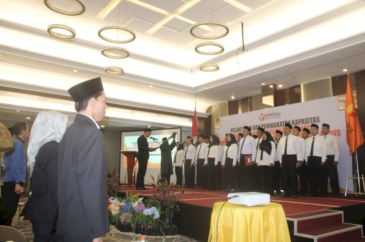 Jajaran anngota Panwascam yang telah dilantik di Kabupaten Kudus, merupakan hasil murni dari penilaian dan berdasarkan evaluasi serta kinerja mereka. Arif Edy Purnomo/RMOLjateng