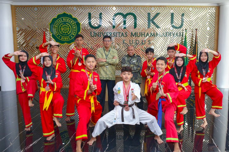 Belasan pendekar pencak silat Tapak Suci Universitas Muhammadiyah Kudus foto bersama Rektor kampus setempat Dr. Edy Soesanto. Arif Edy Purnomo/RMOLjateng 