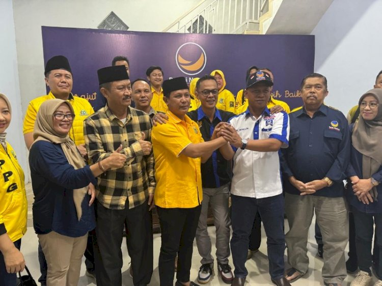 Imam Teguh Purnomo dan Muhammad Abdullah melakukan salam komando disaksikan Ketua Nasdem Eko Januar Susanto usai pertemuan tertutup antara Golkar dan Nasdem di Kantor Nasdem. Budi Agung/RMOLJateng