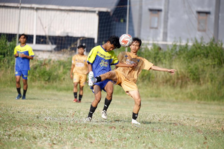 Kekalahan telak Parkid FC 0 - 6 dari PS Klumpit dalam lanjutan Sukun U-23 League membuat tim sepak bola Desa Prambatan Kidul terpuruk di jurang klasemen Liga 2 Askab PSSI Kudus. istimewa   