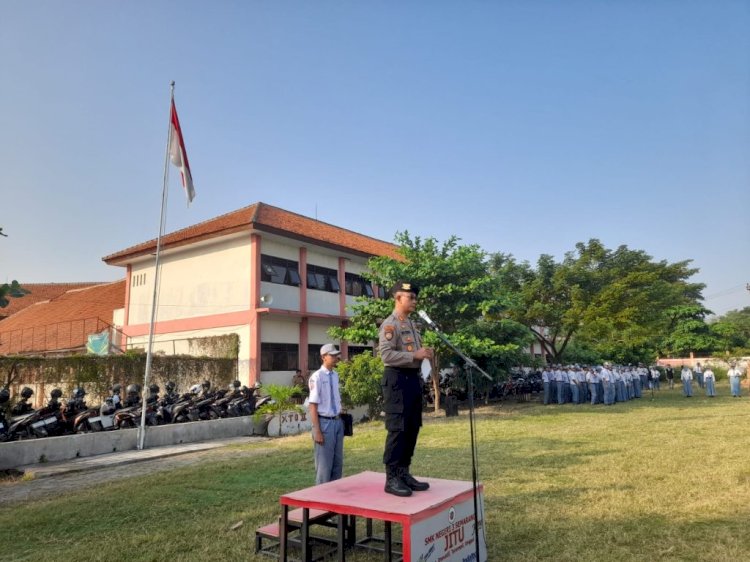 Kanit Samapta Polrestabes Semarang Jadi Inspektur Upacara Di SMKN 3 Semarang Sosialisasikan Cegah Kenakalan Remaja. Dicky A Wijaya/RMOLJawaTengah