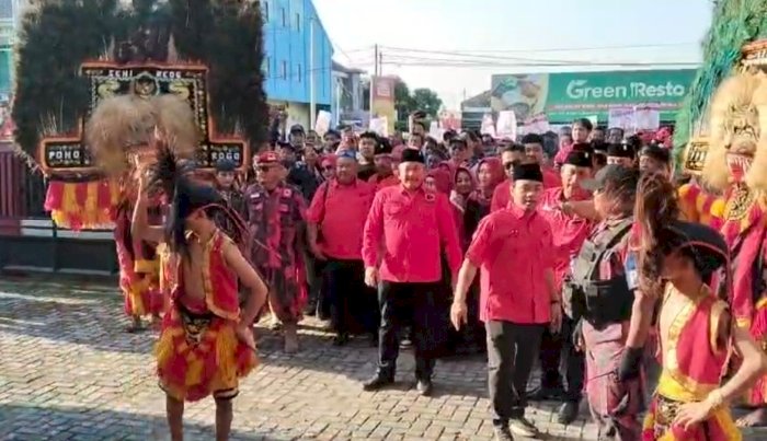 Rober Cristanto disambut pertunjukan reog Ponorogo. Dian Tanti/RMOLJateng