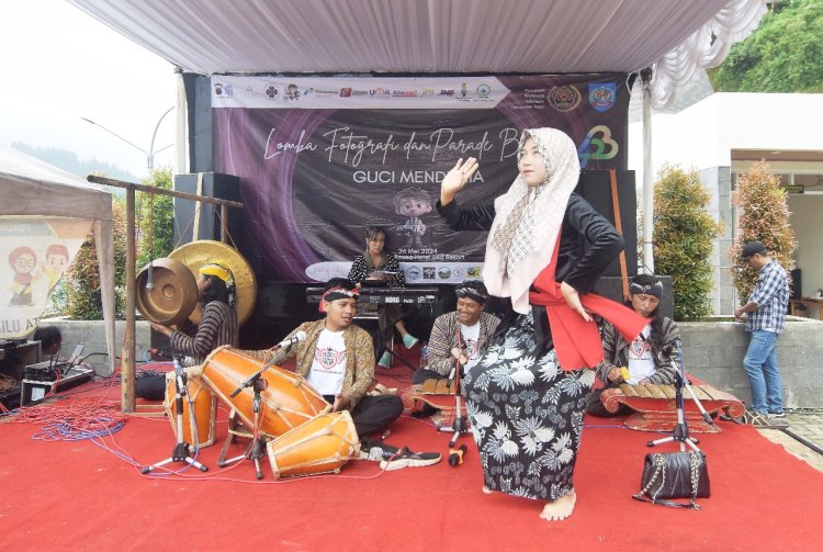 Lomba Fotografi Nasional dan Parade Budaya di kawasan wisata Guci. 