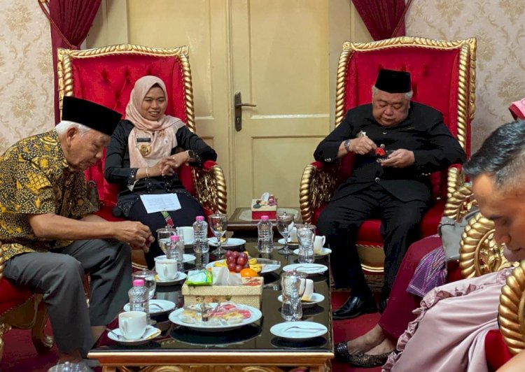Pisowanan balasan Keluarga Kasepuhan Kadilangu ke Forkopimda Pemkab Demak diterima Bupati Demak Eisti'anah, Selasa (28/5) siang. Dicky Aditya/RMOLJateng