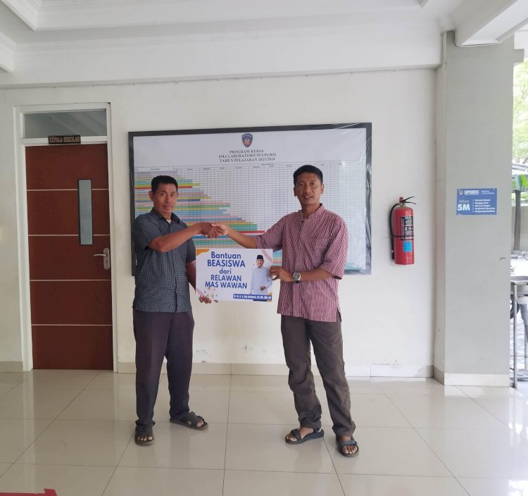 Bakal calon wakil walikota Ady Setiawan atau akrab disapa Mas Wawan saat memberikan bea siswa. Umar Dani/RMOLJateng
