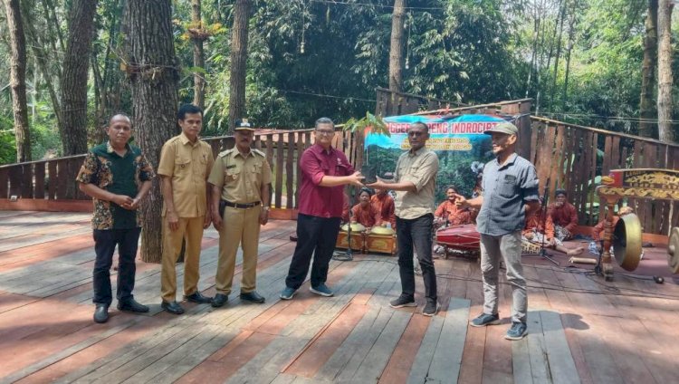 Direktur Industri Pariwisata Dan Kelembagaan Kepariwisataan BOB, Bisma Jatmika Menerima Bibit Pohon Dari Perwakilan PT Terra Nova Berkelanjutan Untuk Dilakukan Penanaman Di 7 Desa Sekitar Zona Otorita Borobudur, Selasa (28/05). Budi Agung/RMOLJawaTengah