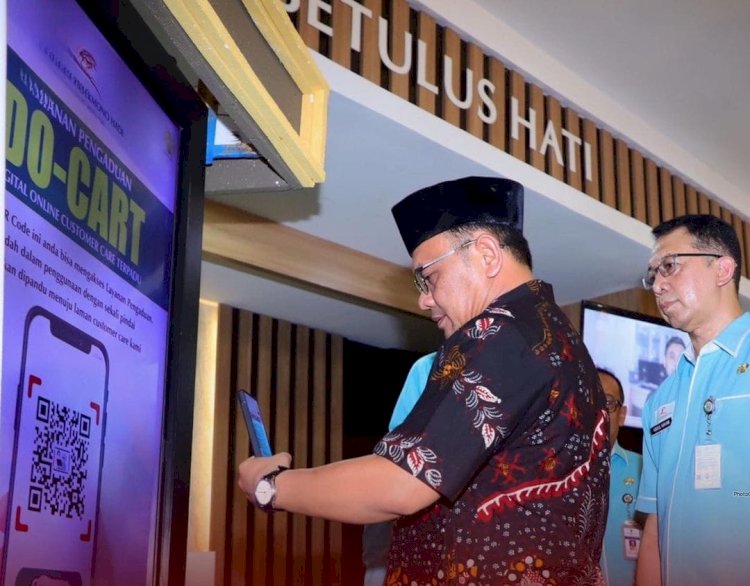 Pj Bupati Kudus Hasan Chabibie mencoba mengakses layanan Do-Cart yang baru saja diresmikan di RSUD Kudus. Arief Edy Purnomo/RMOLjateng