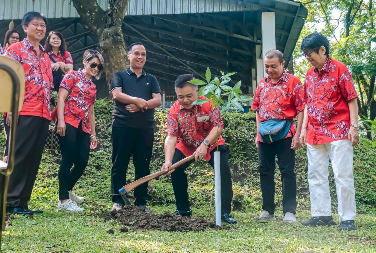 Wali Kota Magelang bersama Pengurus PSMTI Jateng dan Kota Magelang menanam bibit pohon di area Taman Kyai Langgeng Ecopark. Istimewa