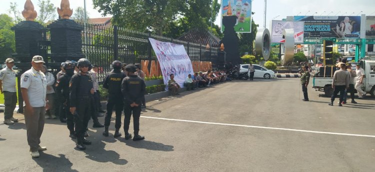  Forum Solidaritas Buruh Kudus unjuk rasa menyuarakan kesejahteraan kalangan buruh di halaman depan kantor Bupati Kudus. Arif Edy Purnomo/RMOLjateng
